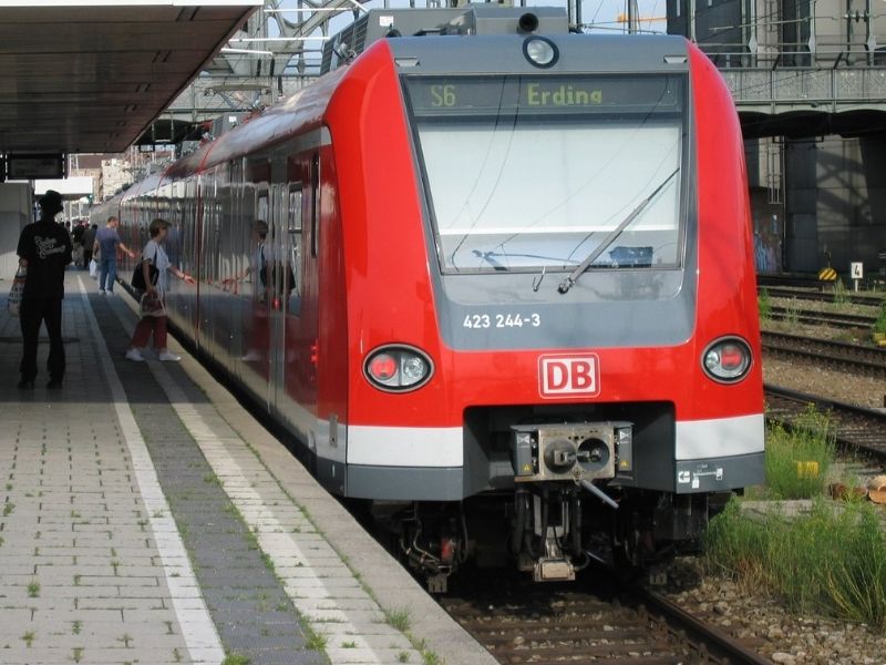 Di chuyển đến cung điện Sanssouci bằng tàu điện S-Bahn