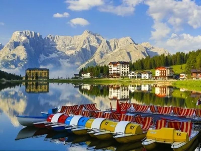 Dãy Alps hiện lên như một bức tranh tuyệt mỹ