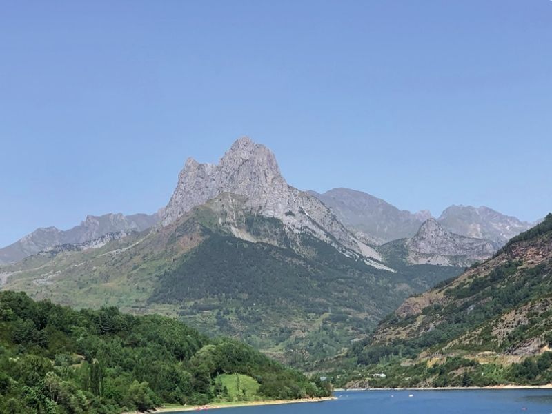 Pyrenees chính là thiên đường ẩn mình giữa mây núi