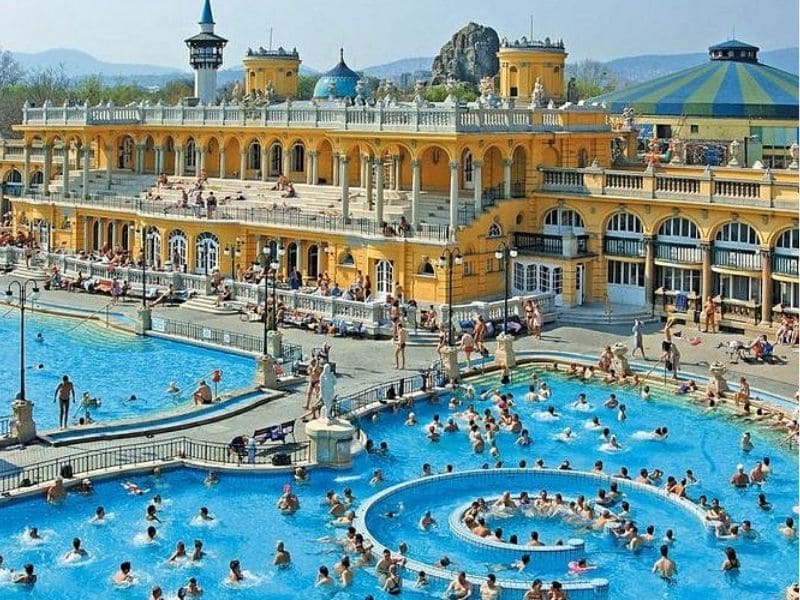 Hungary nổi tiếng với hơn 1.300 suối khoáng nóng tự nhiên
