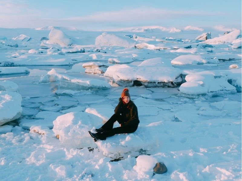 Du khách thích thú trước những tảng băng ở Iceland