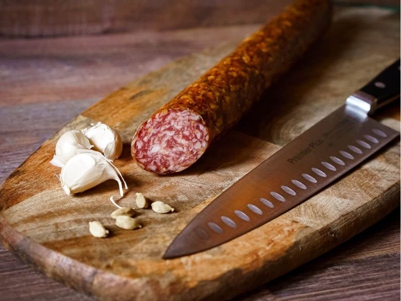 Hungary còn được biết đến là địa điểm nổi tiếng với những chiếc xúc xích đậm đà gia vị