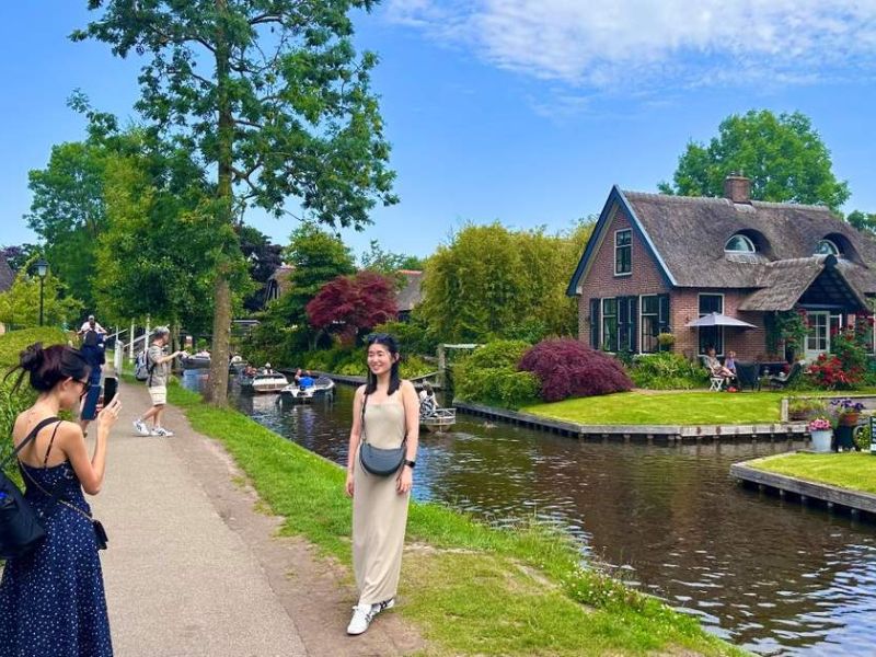 Chụp ảnh lưu giữ kỉ niệm tại Giethoorn