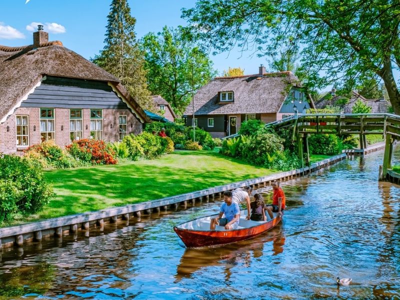 Ngôi làng cổ tích GGiethoorn Hà Lan