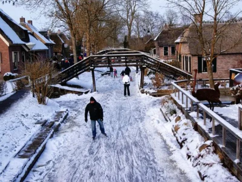 Dòng sông đóng băng tại mùa đông Giethoorn