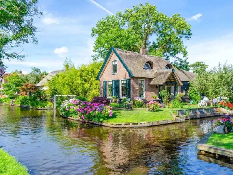 Giethoorn là ngôi làng cổ tích yên bình - Hà Lan cách Việt Nam bao nhiêu giờ