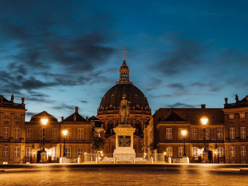 Chiêm ngưỡng sự nguy nga của cung điện Amalienborg tại Thủ đô Copenhagen
