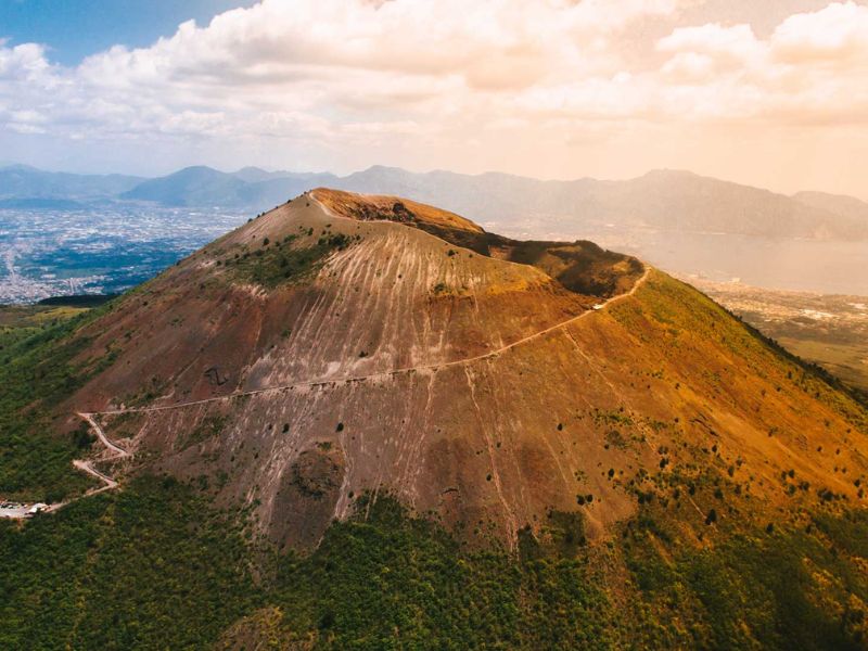 Núi Vesuvius nằm ở miền Nam nước Ý