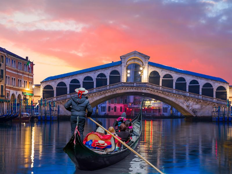 Thuyền Gondola là loại thuyền gỗ truyền thống đặc trưng của Venice