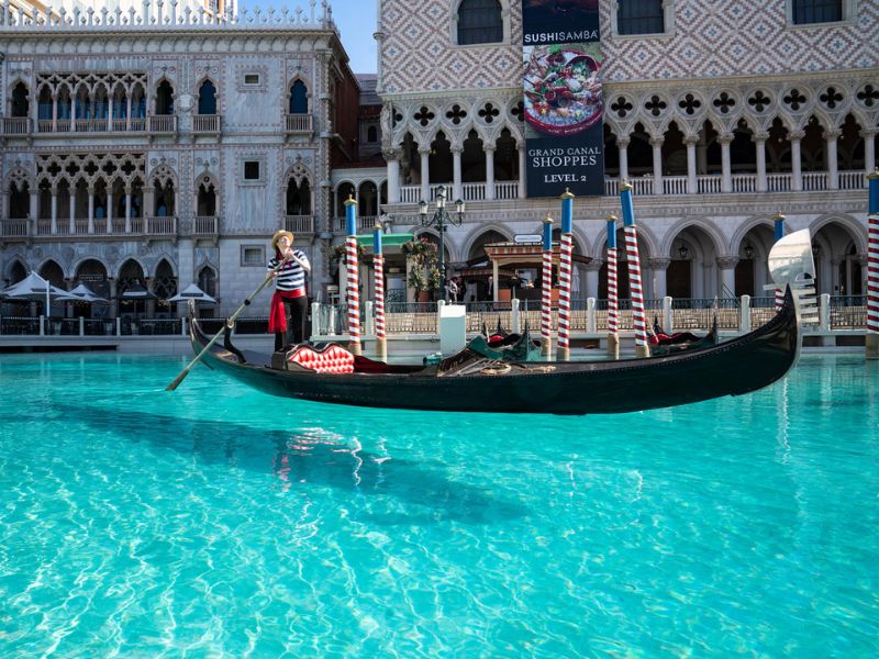 Gondola không chỉ là công cụ giao thông mà còn trở thành biểu tượng của sự sang trọng và tinh tế