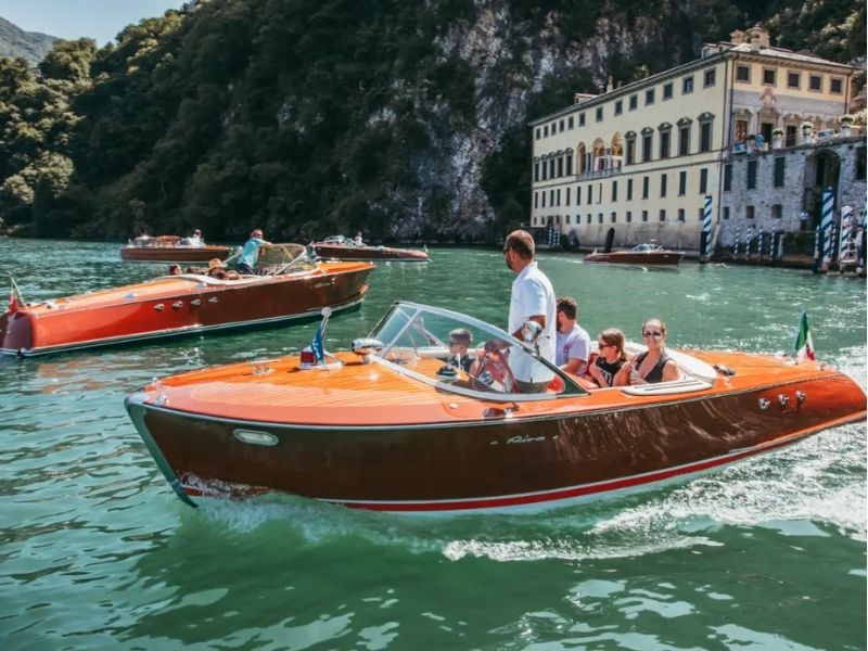 Đi thuyền và ngắm cảnh trên hồ Como
