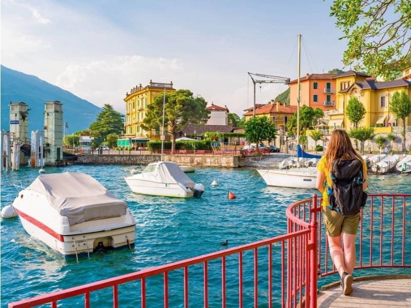 Dạo bộ ven hồ và khám phá làng cổ